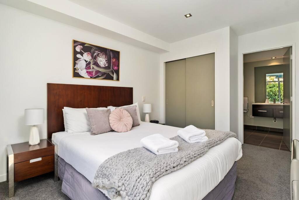 Toru - Eclectic Apartment With Delightful Lake Views Queenstown Buitenkant foto