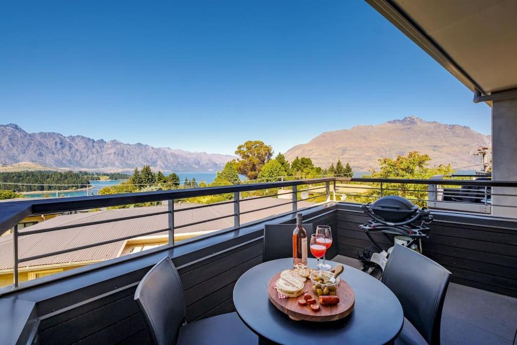 Toru - Eclectic Apartment With Delightful Lake Views Queenstown Buitenkant foto