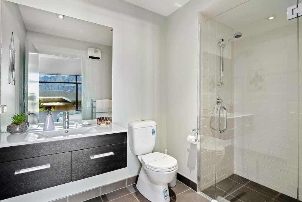 Toru - Eclectic Apartment With Delightful Lake Views Queenstown Buitenkant foto